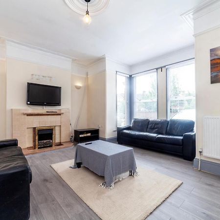 Highlands Gardens Suites Илфорд Екстериор снимка