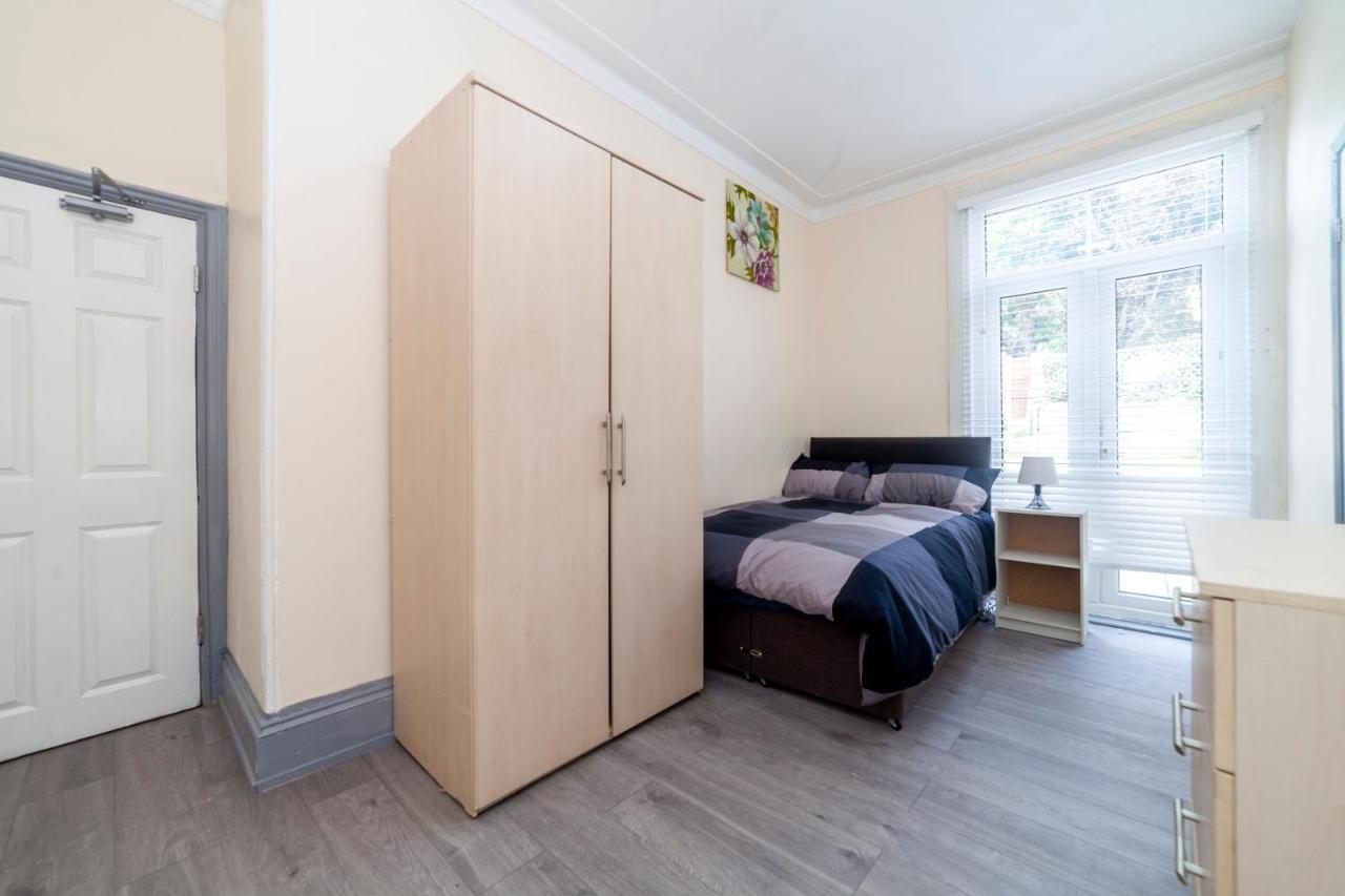 Highlands Gardens Suites Илфорд Екстериор снимка